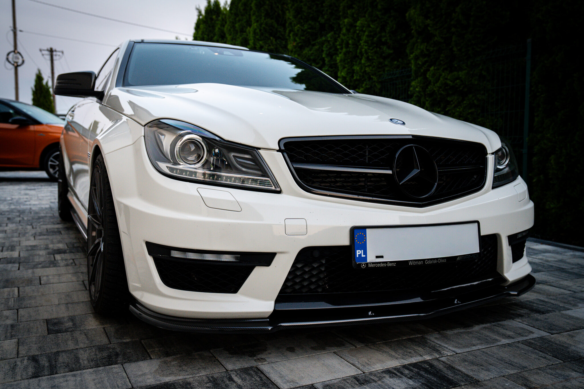 Mercedes C63 AMG W204, biały przód nadwozia i reflektory