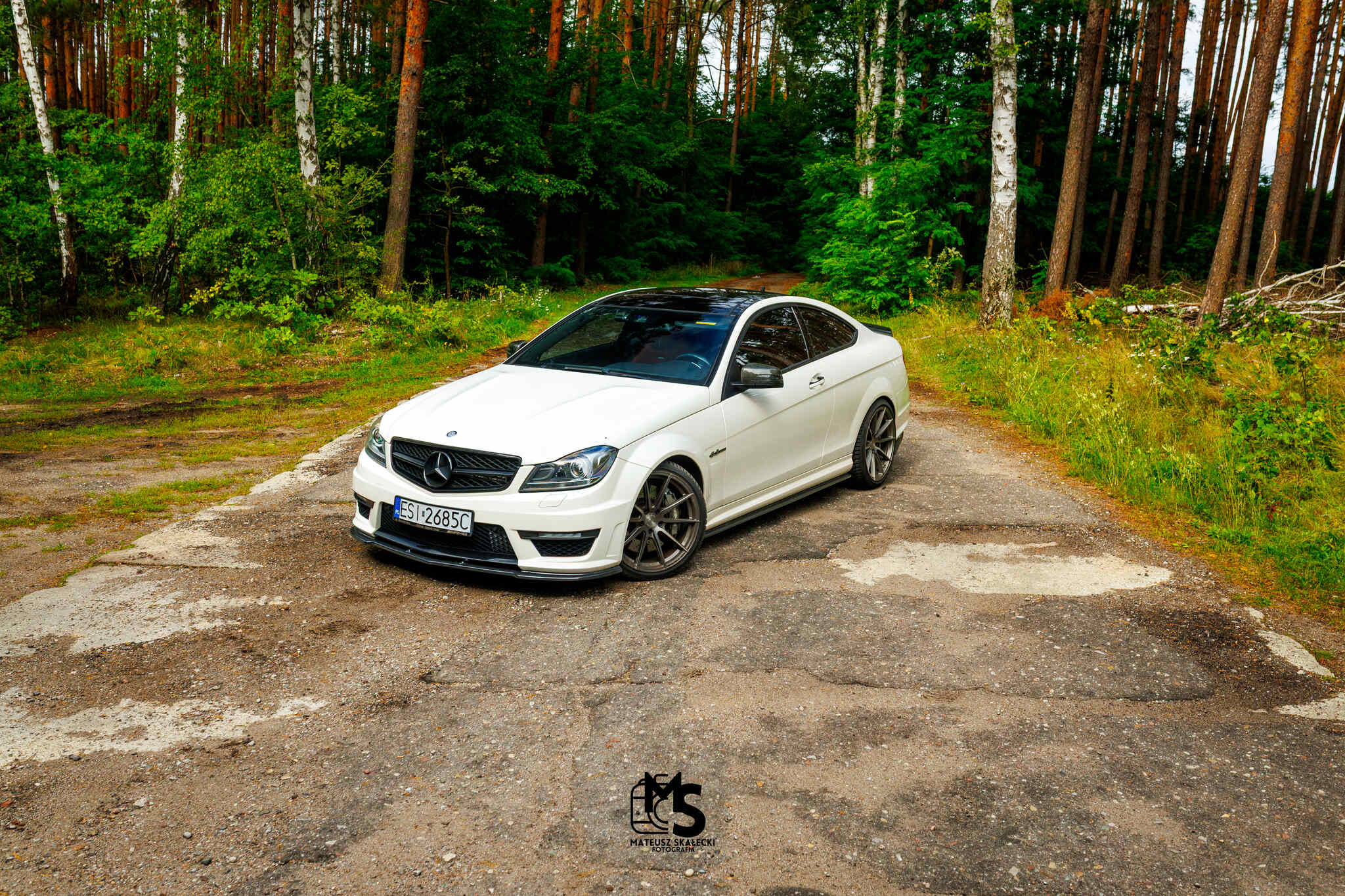 Mercedes C63 AMG Coupé, szersze ujęcie sylwetki
